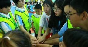 亲情与友情，关爱呵护（一个小女孩的成长之路）