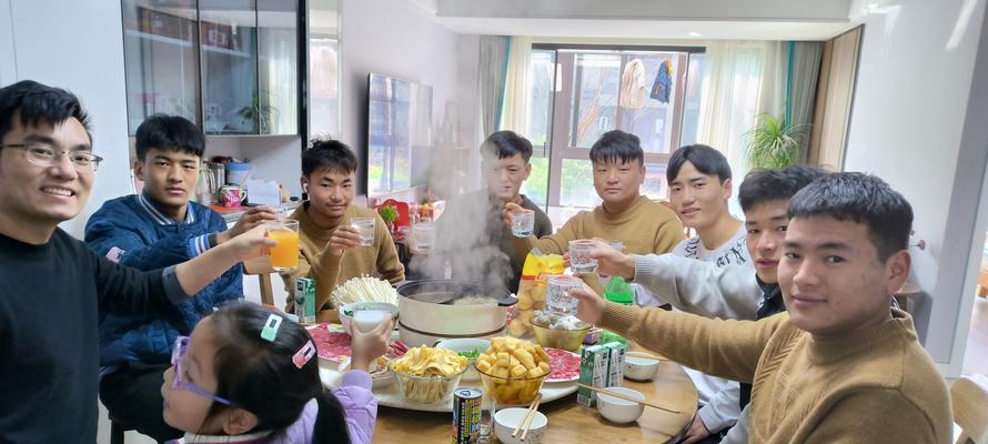 春节的狂欢（小镇上的传统与现代）