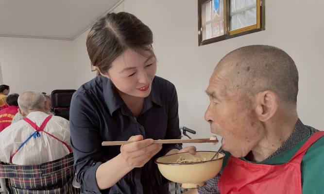 一位善良女孩（以助人为乐，传递温暖）