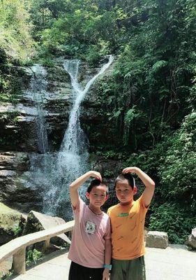 快乐暑假（一群勇敢的孩子在山林中度过了一个不可思议的暑假）
