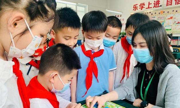 在充满乐趣的小学校园里（回忆往昔）