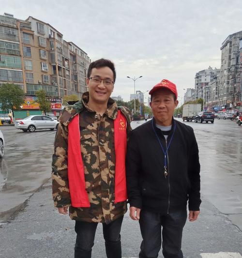 共同克服困难——一场灾难后的感人故事（面对困境，人性的光辉展现）