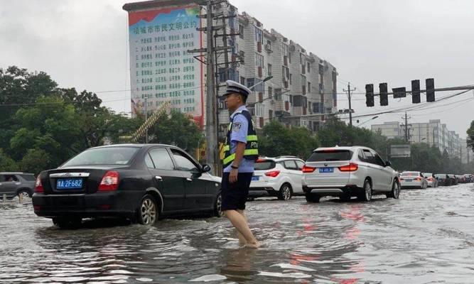 风雨中我迎难而上，勇往直前。（困境与突破，成长与成熟。）