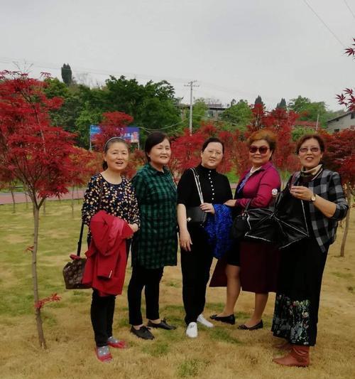 两个人生活在不同的世界里，却因为一件事情相识，结下了一段不同寻常的友谊。