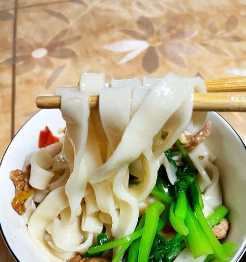母爱的味道——一碗手擀面（在我的记忆里，母亲做的手擀面始终是那么美味，那么温暖。）